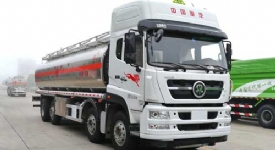 重汽王牌前二后六鋁合金運(yùn)油車圖片